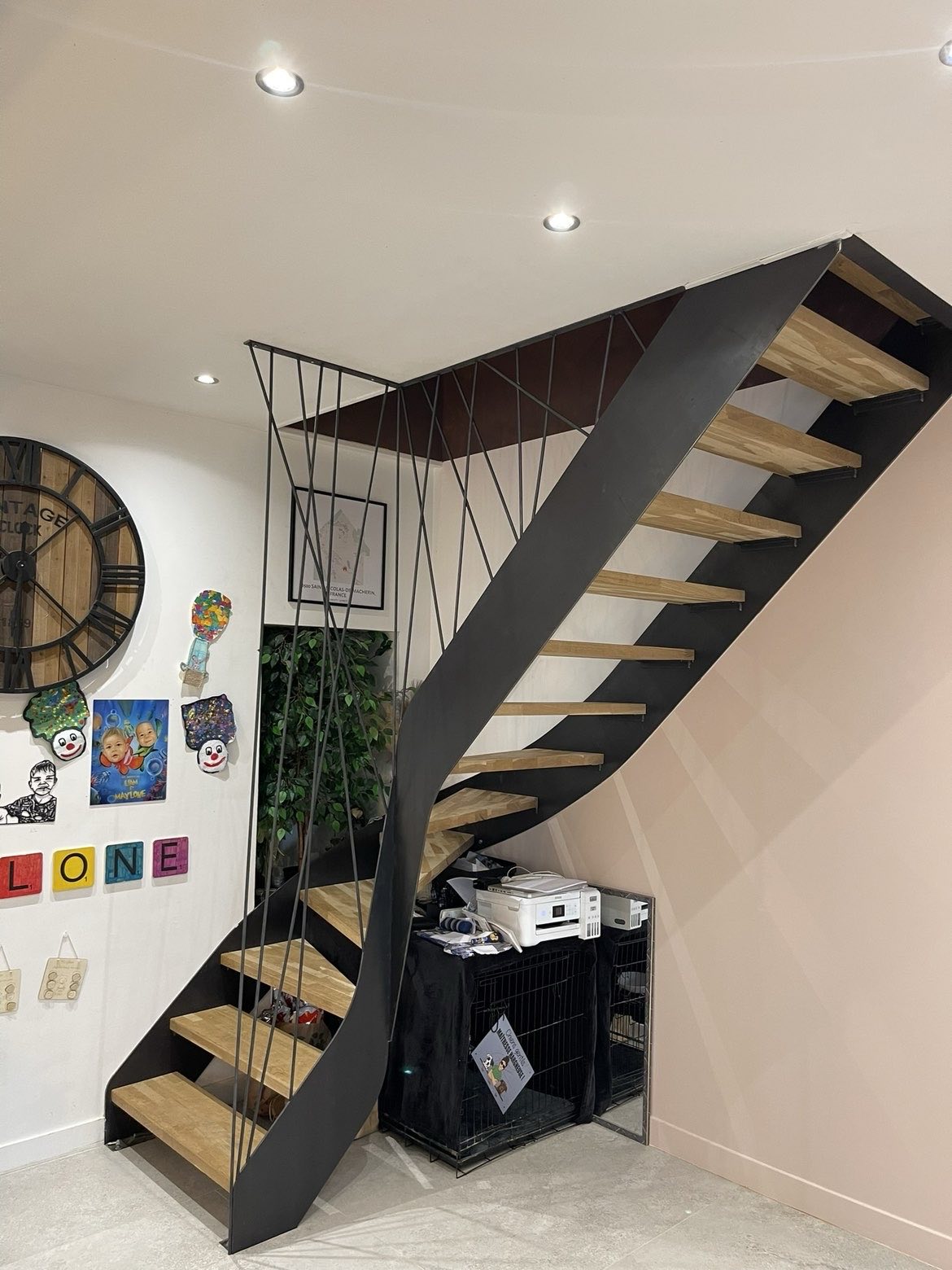 Escalier à limon en tôle pliée et marches en chêne